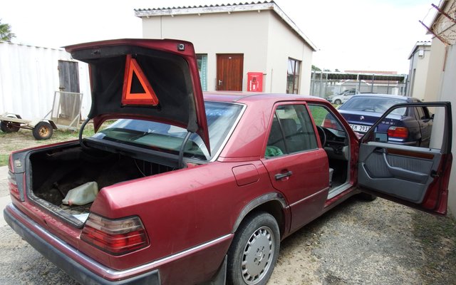 Die maroen Mercedes waarmee die perlemoen vervoer is     